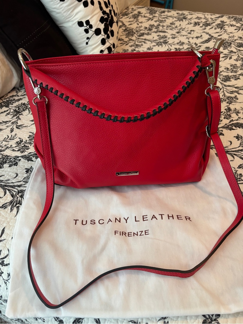 Tuscany Leather Red Shoulder / Crossbody Bag in Lipstick Red - Picture 2 of 9